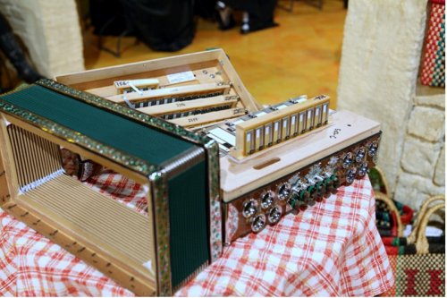Harmonika, ki jo mora sestaviti "kelnarica" Vesna